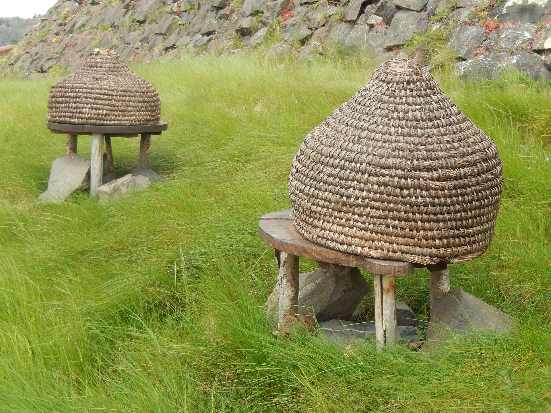 Alveare tradizionale in cordame, simbolo della storia dell'apicoltura