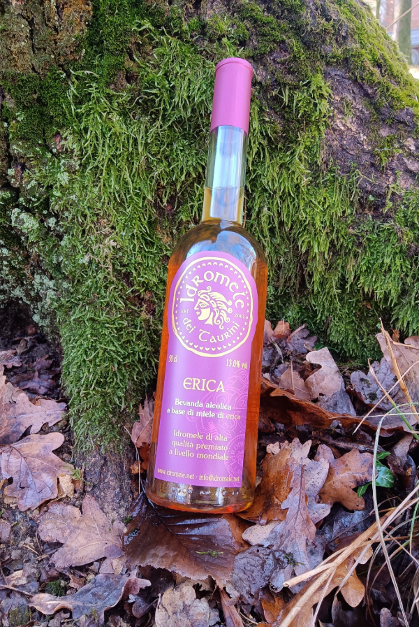 Bottiglia di Idromele di Erica artigianale, idromele dolce con note di caramello e mou.